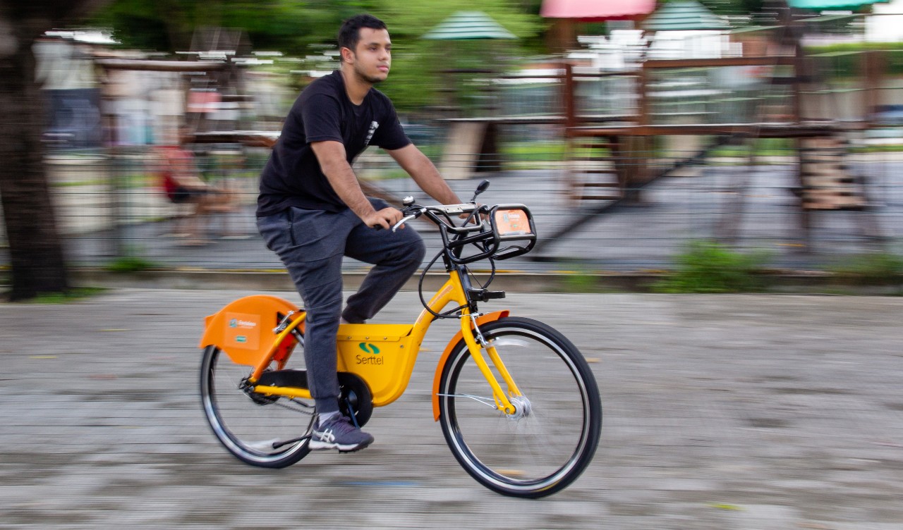 homem andando numa bicicleta elétrica